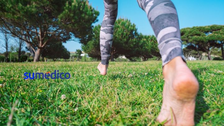5 ventajas para la salud de caminar descalzo en el pasto
