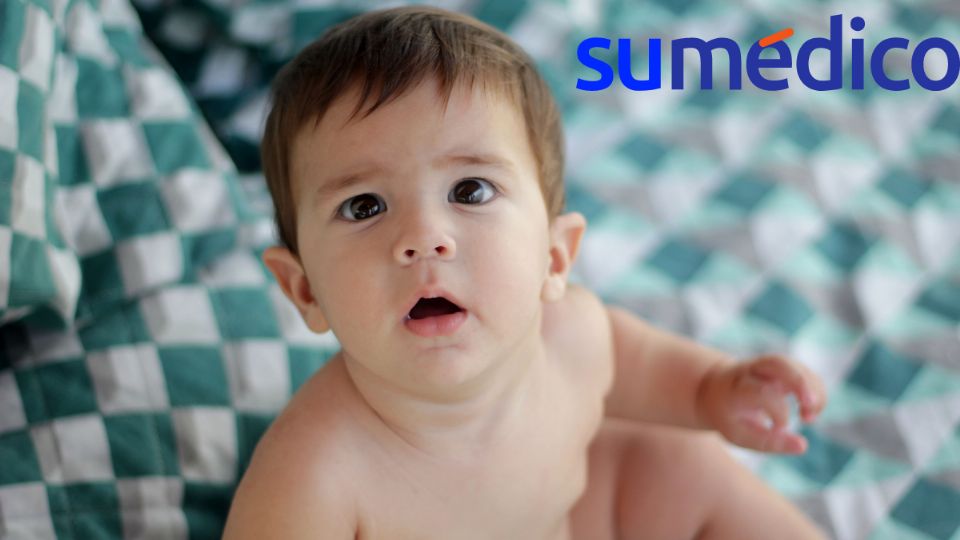 Los bebés niños intentan 'hablar' más durante el primer año.