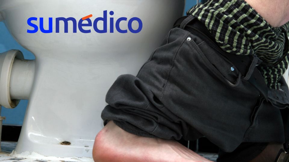Los hombres deberían orinar sentados de acuerdo con un especialista.