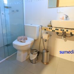 Así puedes eliminar el sarro de tu baño con papel aluminio