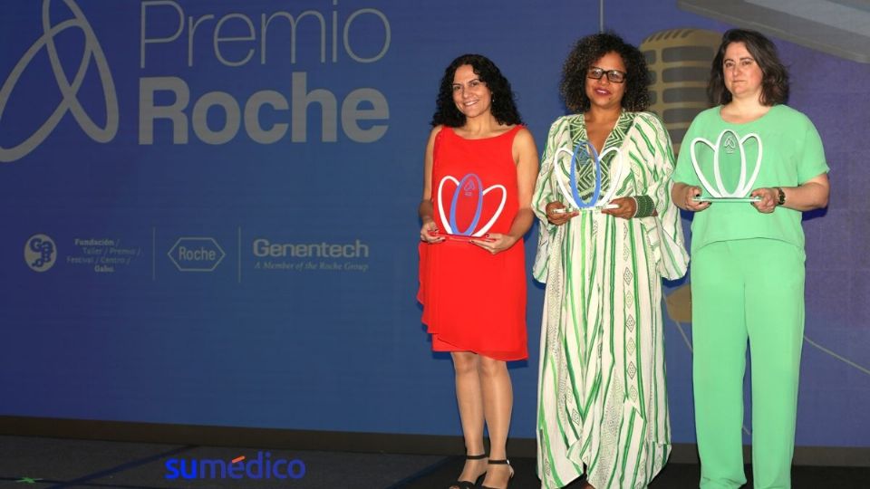 Las ganadoras del Premio Roche (desde la izquierda) en la categoría de Periodismo en Salud, Yaiza Perera; en periodismo digital, Marcela Castro, y en periodismo sonoro, Analía Llorente