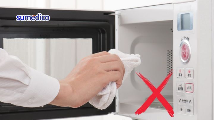 ¿Por qué no debes limpiar el microondas con un trapo?