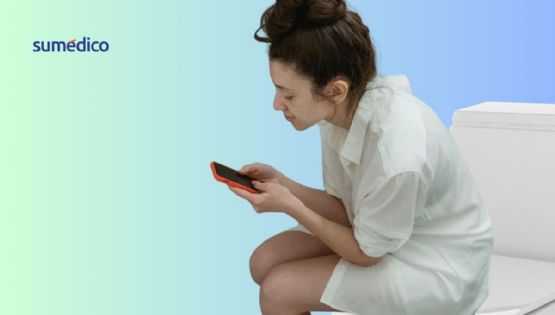 Por qué usar el celular en el baño puede dañar tu salud