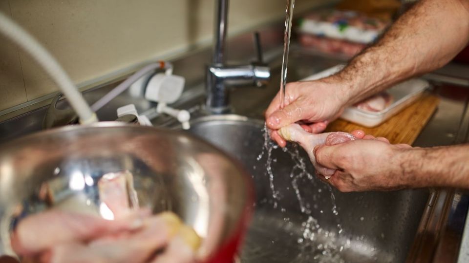 Si lavas el pollo, puedes correr más riesgos que si no lo haces