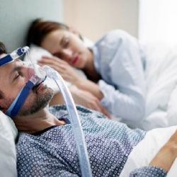 Apnea de sueño casi duplica riesgo de Parkinson, señala estudio clínico