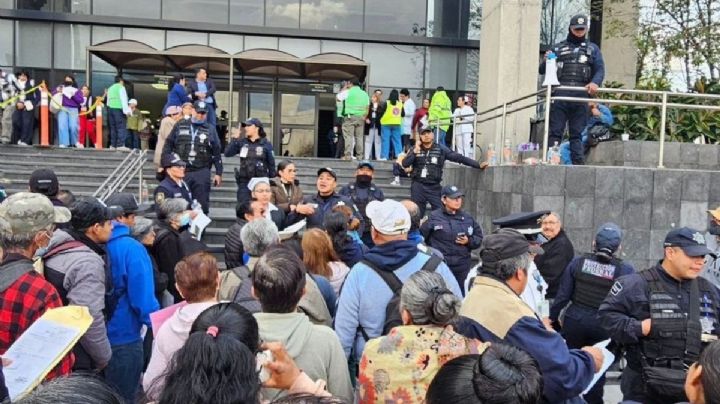 Pacientes colapsan La Raza por falta de citas