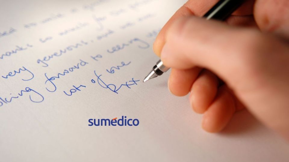 Describe los beneficios de escribir a mano