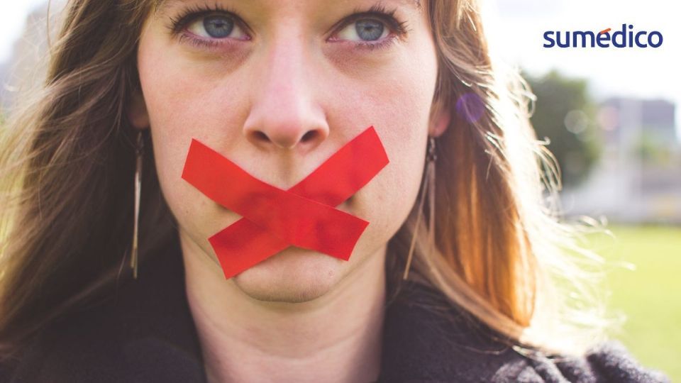 Descubre por qué una persona se queda callada en las discusiones, según la psicología