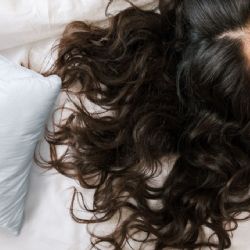 ¿En qué consiste el truco de la almohada que te ayuda a disfrutar más en la intimidad?