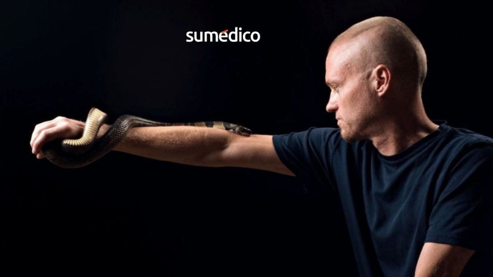 Tim Friede se ha dejado morder por casi 200 víboras