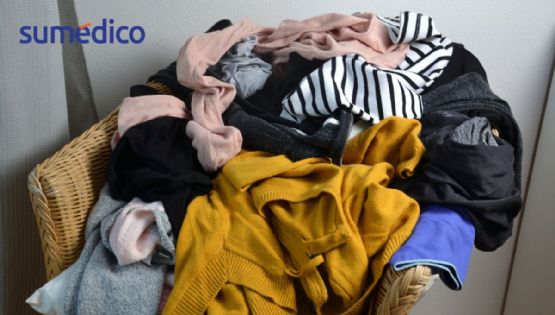 Las razones por las que las personas acumulan ropa en las sillas, según la psicología