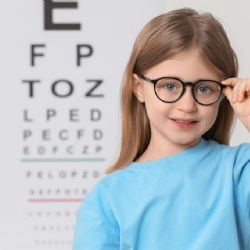 ¿Cuáles son las señales que pueden indicar que tu hijo necesita lentes?