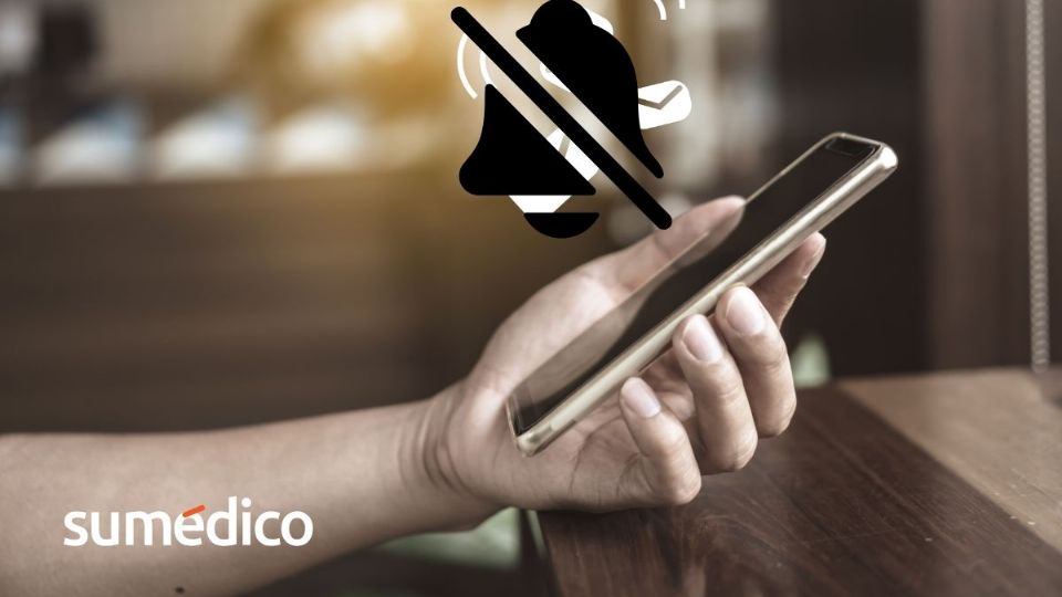 Conoce el significado de llevar en silencio el celular, según la psicología