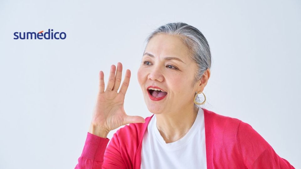 Conoce el significado de que una persona siempre hable muy fuerte, según la psicología