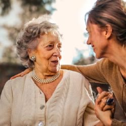 Qué hacer si un adulto mayor tiene alucinaciones y qué lo causa