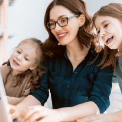 Cómo fomentar hábitos digitales seguros y saludables en los niños en este regreso a clases
