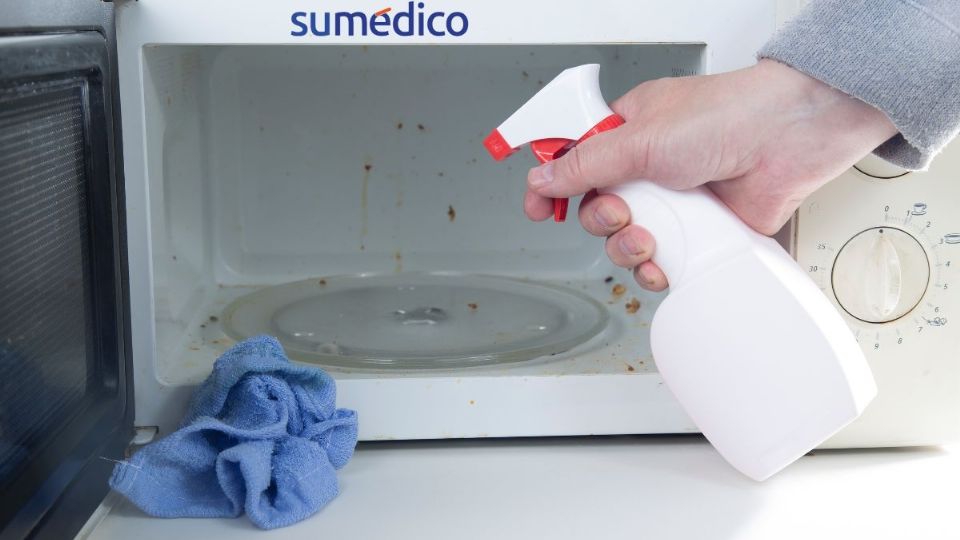 Conoce cómo limpiar de manera eficiente el microondas