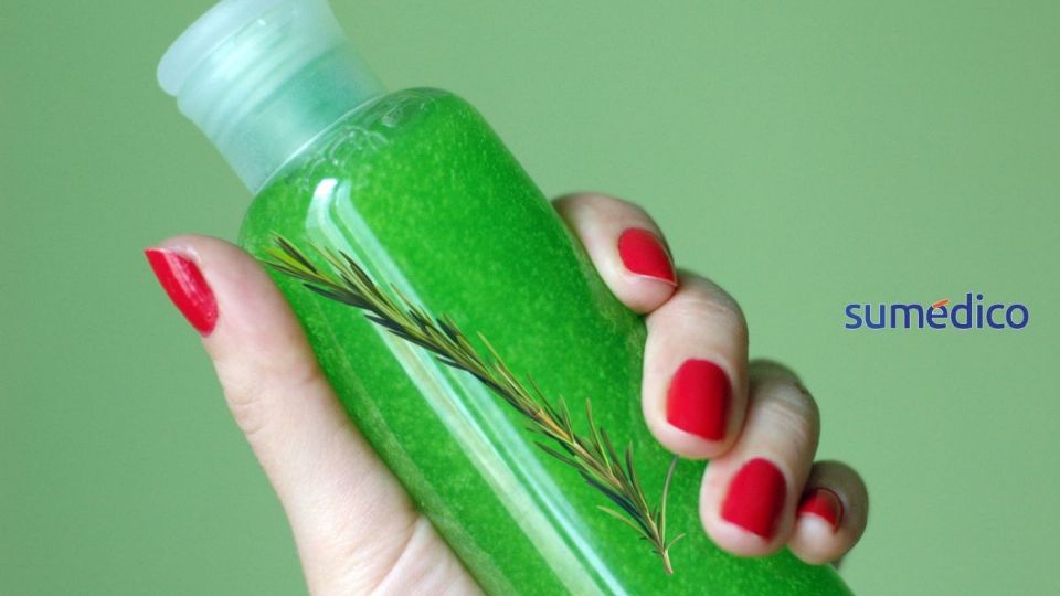 Conoce las razones del por qué agregar una hoja de romero a tu shampoo