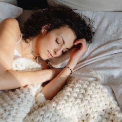 Beneficios del autoplacer femenino para dormir mejor y descansar