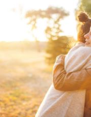 Foto descriptiva de: La importancia de los abrazos para la oxitocina y la salud mental