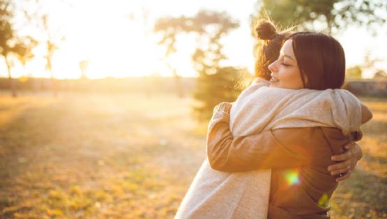 La importancia de los abrazos para la oxitocina y la salud mental