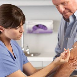 Falta de medición individual limita conocer la cobertura real de vacunación en adultos mayores