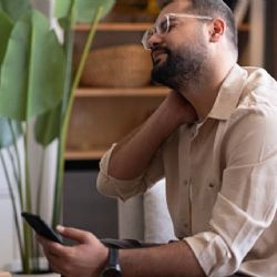 Cuello de texto: lesión por pantallas detrás del dolor crónico