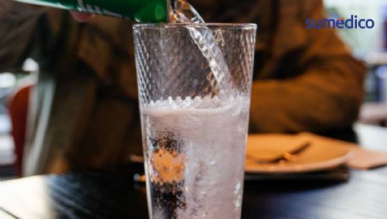 ¿Daña el agua con gas tus dientes? Esto dicen los expertos