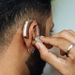 Rechazo a los auxiliares auditivos: ¿por qué ocurre entre quienes los necesitan?