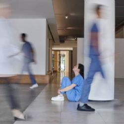 “La medicina me rompió”: el drama detrás de la crisis emocional de médicos