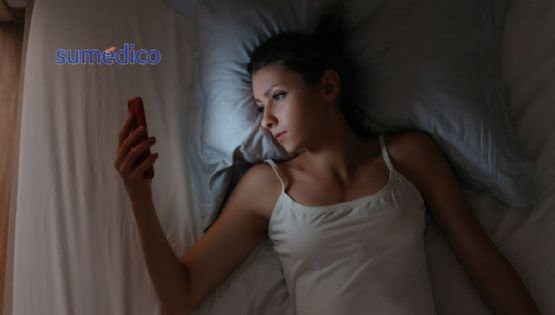 ¿Cómo afecta a tu descanso el ver pantallas antes de dormir?