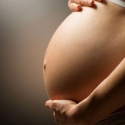 Cáncer y embarazo: ¿Es posible recibir tratamiento sin poner en riesgo al bebé?