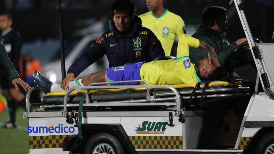 Neymar sufrió una grave lesión en la rodilla.