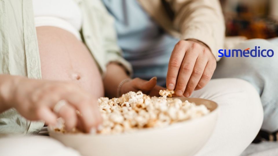 Los expertos recomiendan que las palomitas durante el embarazo se preparen en casa, con poco aceite o reventadas con aire, para evitar riesgos a la salud.