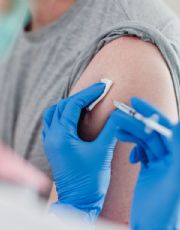 Foto descriptiva de: Sarampión, “dosis cero” protege a bebés, pero no reemplaza el esquema de vacunación: ISSSTE