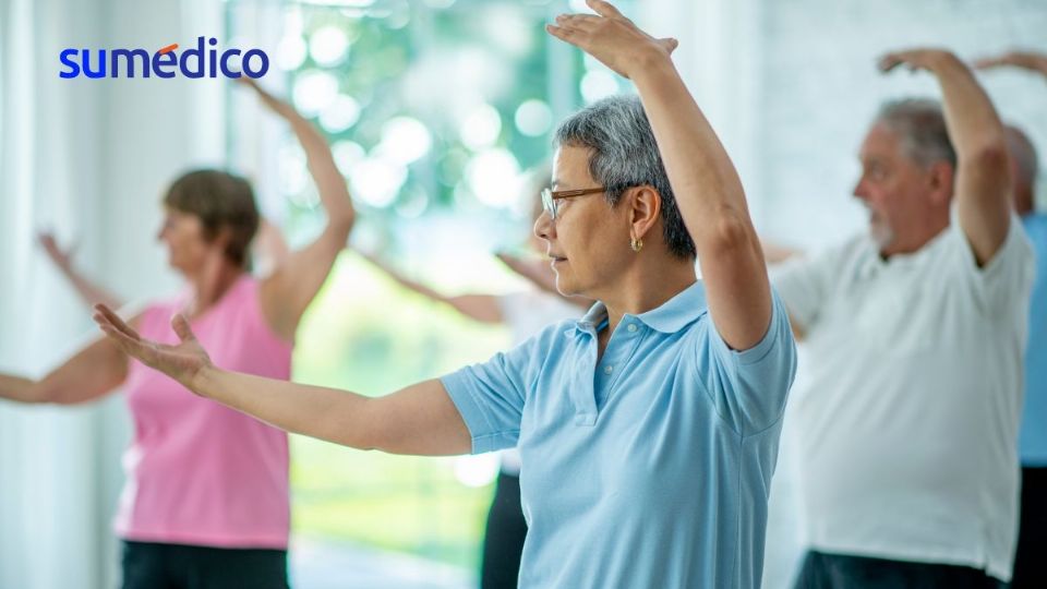 El Tai Chi es una práctica altamente recomendada para adultos mayores ya que les permite realizar actividad física sin riesgos, ya que sus movimientos se consideran de abajo impacto.