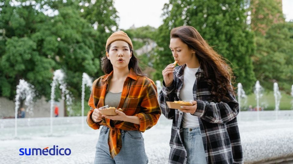 Caminar después de comer genera diversos beneficios para la salud.