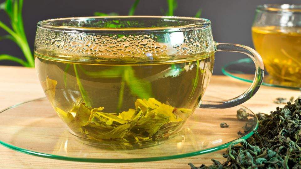 Tomar té verde puede traer beneficios a tu salud