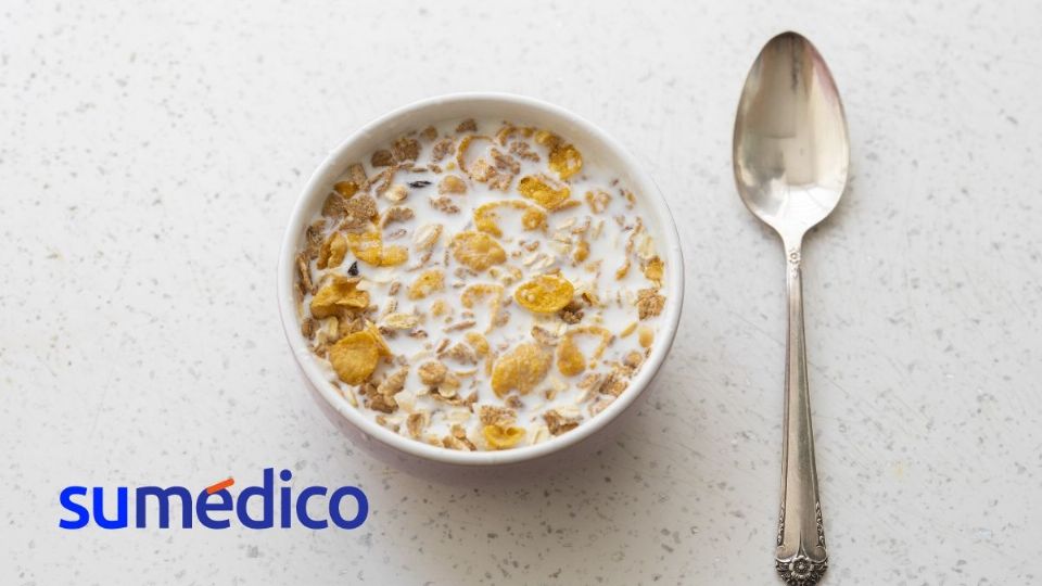 Los cereales, incluso los destinados para adultos, pueden tener una gran cantidad de azúcares añadidos que los vuelven una opción poco sana para iniciar el día.