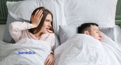 Mi pareja ronca y deja de respirar mientras duerme, ¿esto es normal?