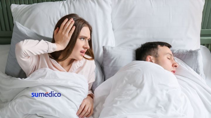 Mi pareja ronca y deja de respirar mientras duerme, ¿esto es normal?