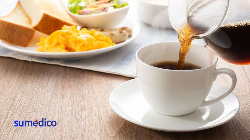 Se recomienda que si vas a tomar café, consideres que debes consumir solo 400 miligramos de cafeína al día. Recuerda que una cucharadita de 2 gramos de café soluble instantáneo, puede tener 87 mg de cafeína.