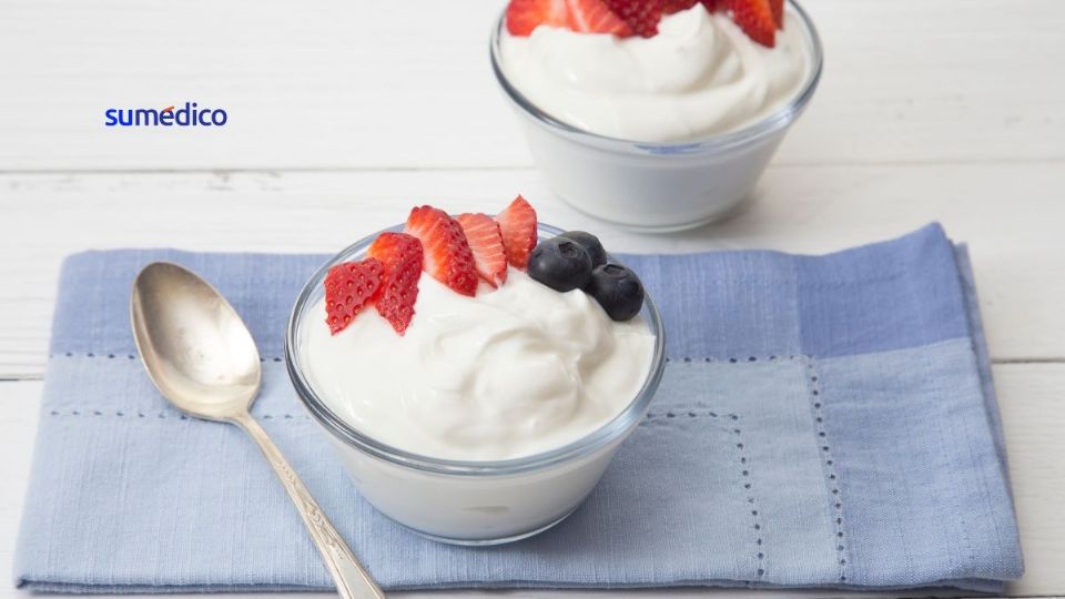 El yogurt griego es más ácido y espeso que el natural.