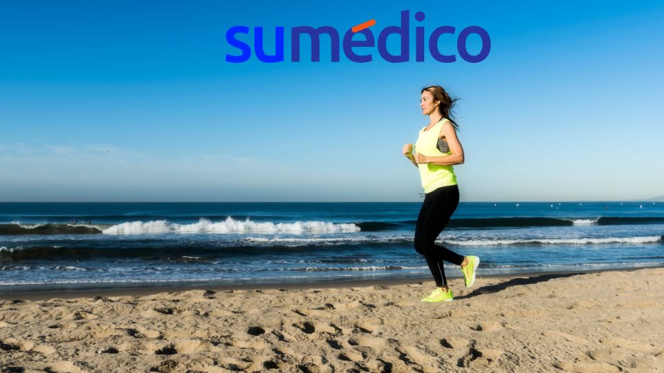 Correr en la playa es bueno para la salud.