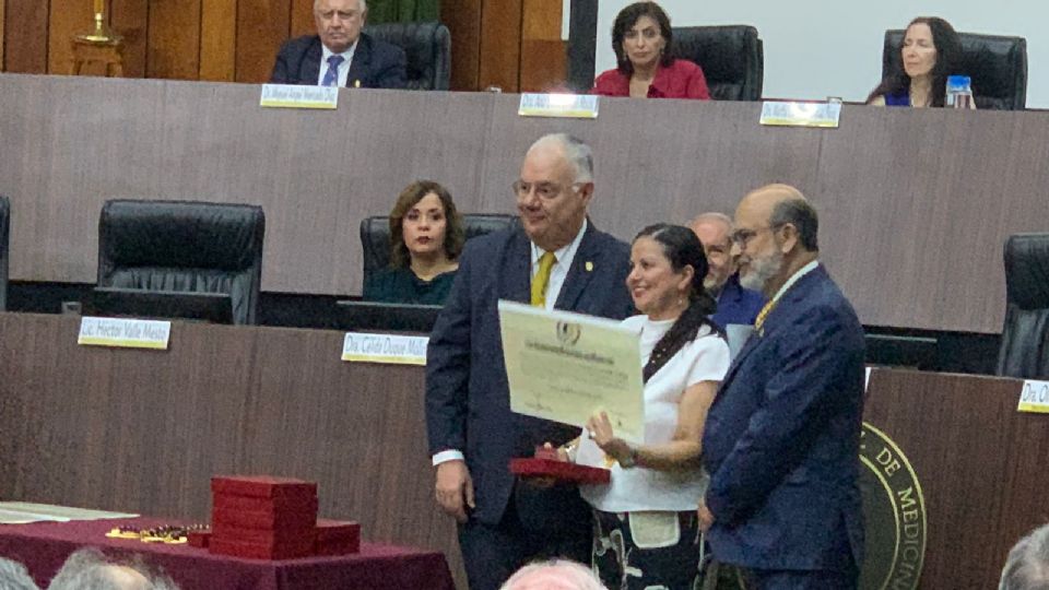 De manera paralela se enfrentan retos enormes en el ámbito de la medicina, aseguró el doctor Germán Fajardo.