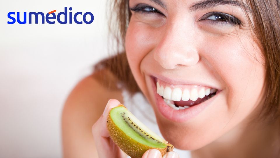 Comer kiwi aporta diversos beneficios a la salud.