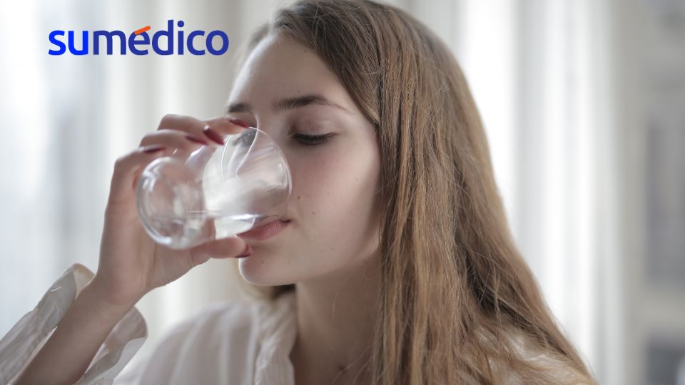 El agua es fundamental para la salud.