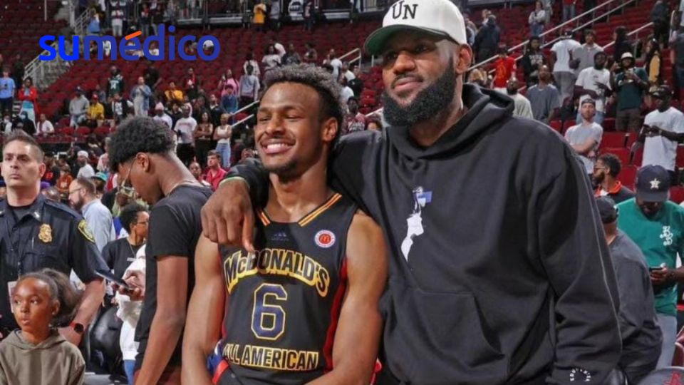 Bronny James junto con su papá en un partido de básquetbol.