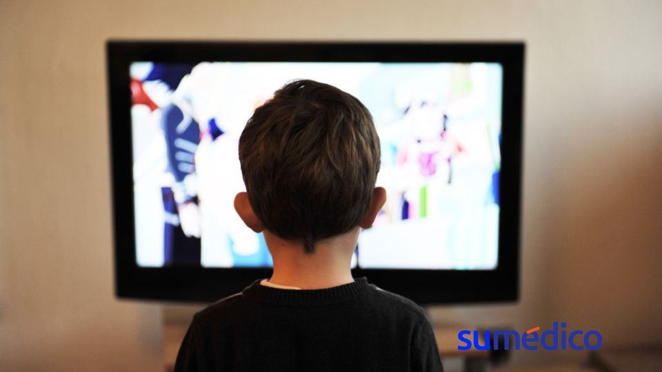 Ver la televisión por mucho tiempo puede ser malo para la salud de los niños.