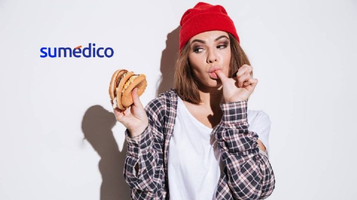 Razones por las que comer de pie es menos saludable que hacerlo sentado